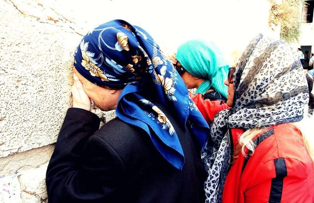 Women at the Wailing Wall in Jerusalem
