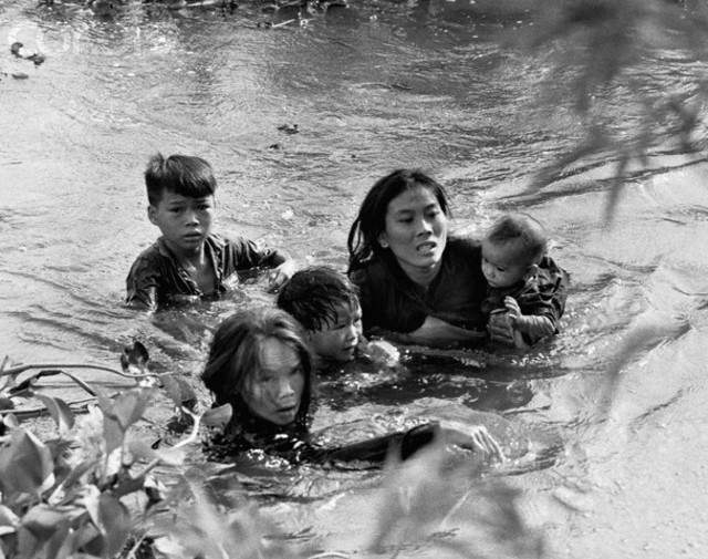 Vietnamese mother and her children fleeing Qui Nhon, 1965